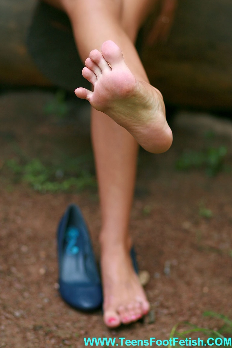 Sexy feet teen brunette seductively - Sexy Women in Lingerie - Picture 3