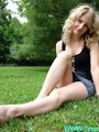 Sexy feet blonde stunner in miniskirt - Picture 2