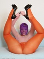 High heeled blonde in red pantyhose - Picture 3
