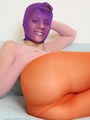 High heeled blonde in red pantyhose - Picture 7