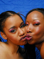 Two black lesbo babes using lollipos to - Picture 2